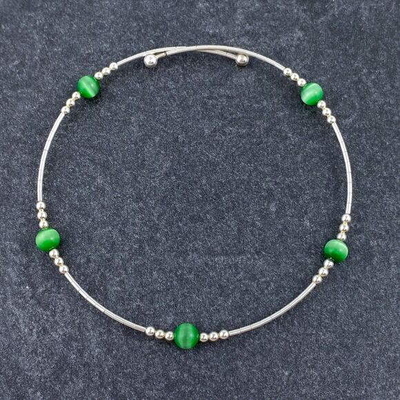 Women's Sterling Silver 925 Memory Wire Green Simulated Cat's Eye Bracelet 7.5" - Picture 1 of 4